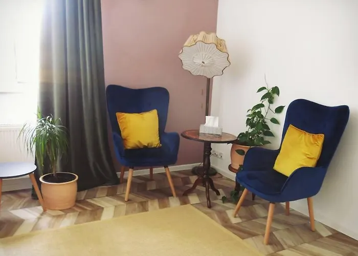 Stuckverzierte, Zentrumsnahe Wohnung Im Sueden